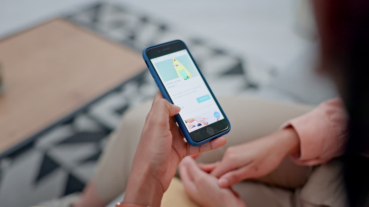 personas, manos y teléfono con sitio web de viajes