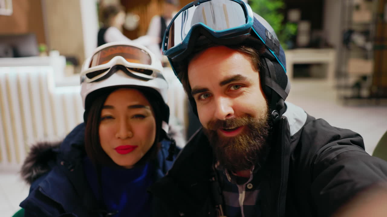 비디오 통화 채팅에 응답하는 커플의 pov