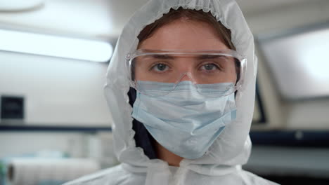 retrato de paramédico feminino com máscara posando na câmera