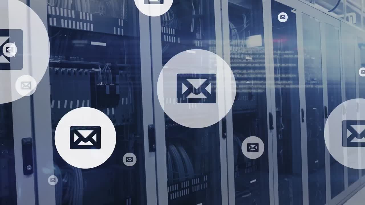 animación de iconos de mensajes flotantes y procesamiento de datos contra la sala de servidores de computadoras