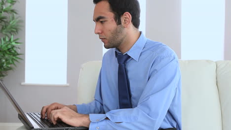 un hombre de negocios usando su portátil.
