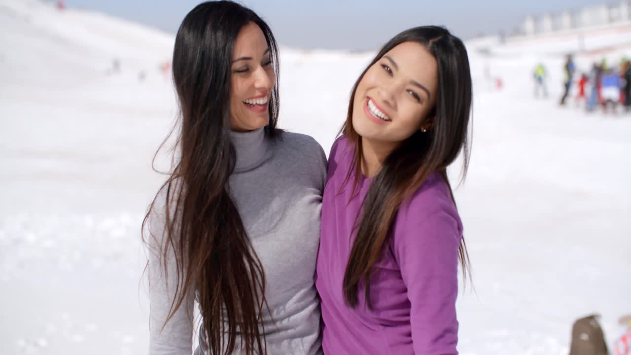 스키 리조트 에서 웃는 활기찬 젊은 여자 들