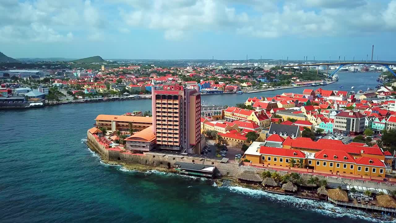 빌렘스타드(willemstad)의 푼다 지구(punda district of willemstad), 오트로반다(otrobanda)가 있는 쿠라카오(curacao), 정유 공장을 배경으로 한 공중 뷰 트럭