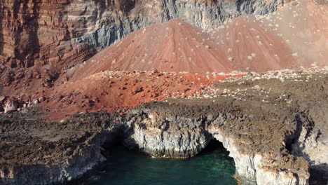 Bahía-De-Cala-Tacoron-Con-Acantilados-Ocres-Bañados-Por-El-Mar-Creados-Por-La-Actividad-Volcánica,-El-Hierro---Toma-Aérea