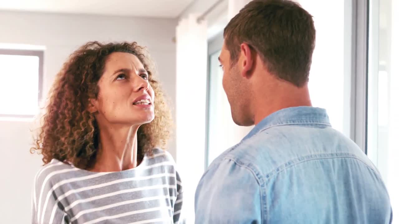 pareja teniendo una discusión en la sala de estar