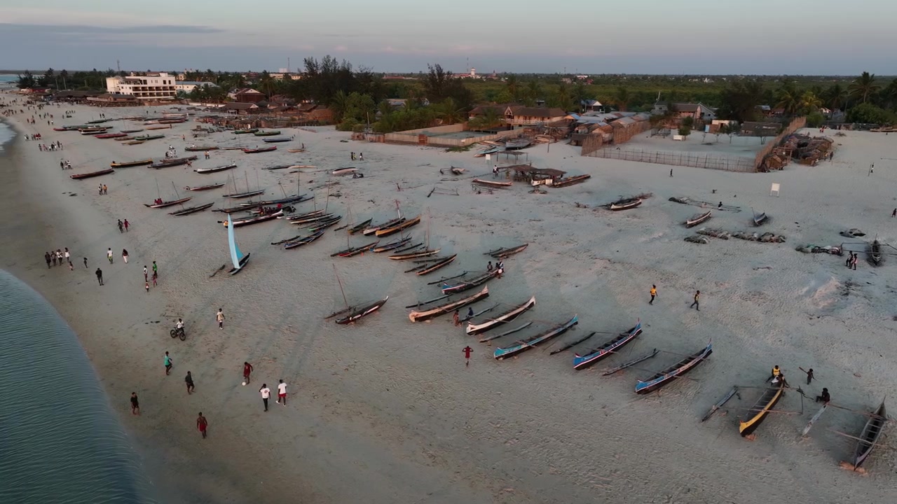 Madagaskar'daki Morondava plajının gün batımında dönen havadan görünümü.