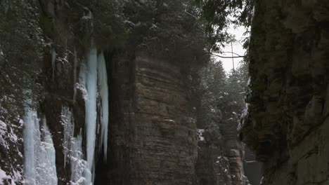 vista panorámica desde el interior del desfiladero ausable con cascada congelada, adirondacks