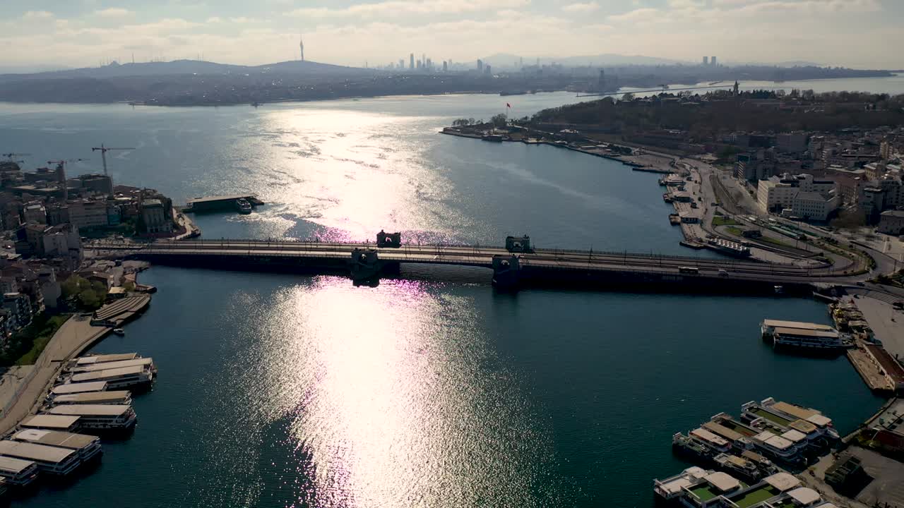 골든 호른에 있는 갈라타 다리는 코로나19 팬데 커퍼위에서 이스탄불에서 새의 눈으로 볼 수 있습니다.