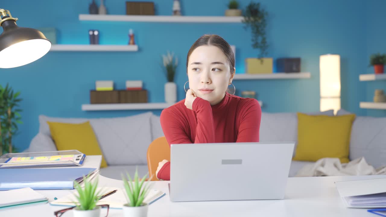 불행하고 우울한 집에 앉아 있는 아시아 여성.