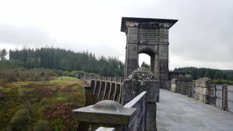 histórico norte de gales alwen dam embalse emblemático edificio cerrar a la derecha dolly