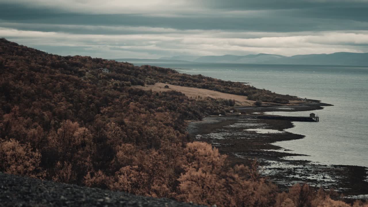 un viaje por carretera a lo largo de las costas del norte de noruega