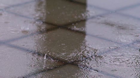 Las-Gotas-De-Lluvia-Salpican-Las-Baldosas-Del-Suelo