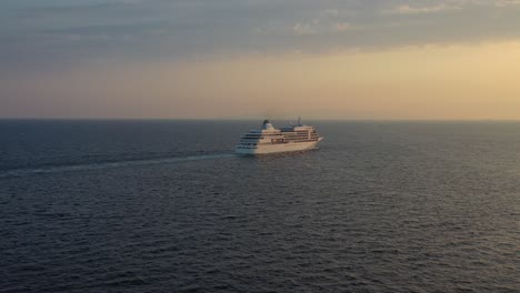 Antena---Crucero-De-Sombra-Plateada-Que-Sale-Al-Atardecer