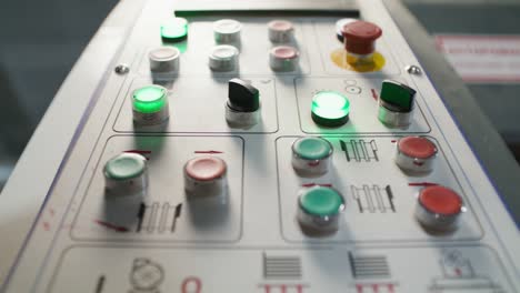 primer plano del panel de control industrial