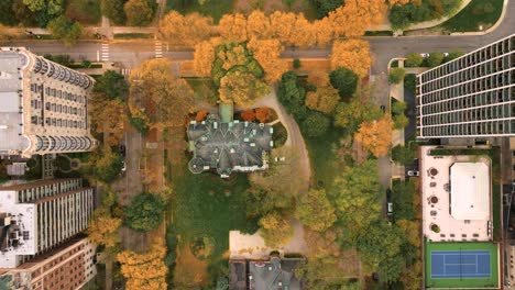 Chicago-Mansion-In-Gold-Coast,-Luftaufnahme,-Blick-Nach-Unten-Im-Herbst
