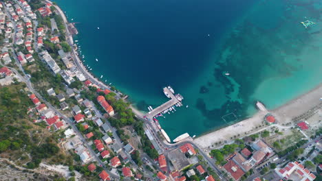 ciudad costera de omis en la costa de dalmacia croata, vista aérea de arriba hacia abajo
