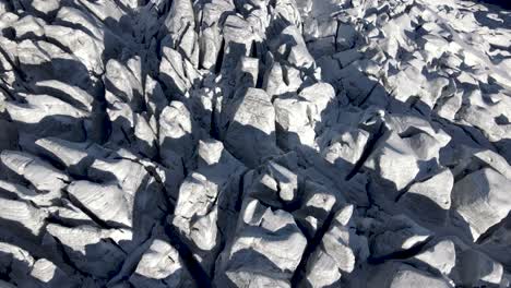 Vista-Superior-Aérea-De-Las-Grietas-Y-Formaciones-De-Hielo-Del-área-De-Buerbreen-En-El-Glaciar-Folgefonna,-Noruega