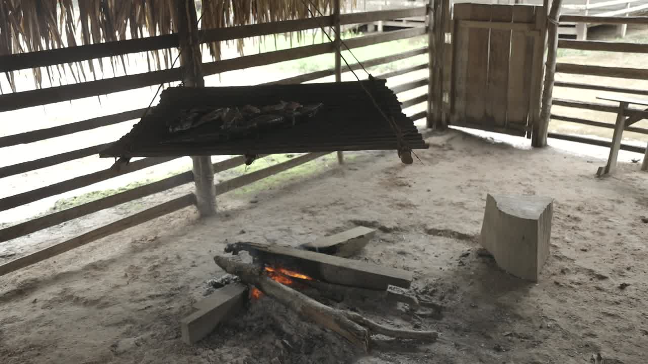 barbacoa de cocina de comida indígena en la tribu, en la selva amazónica