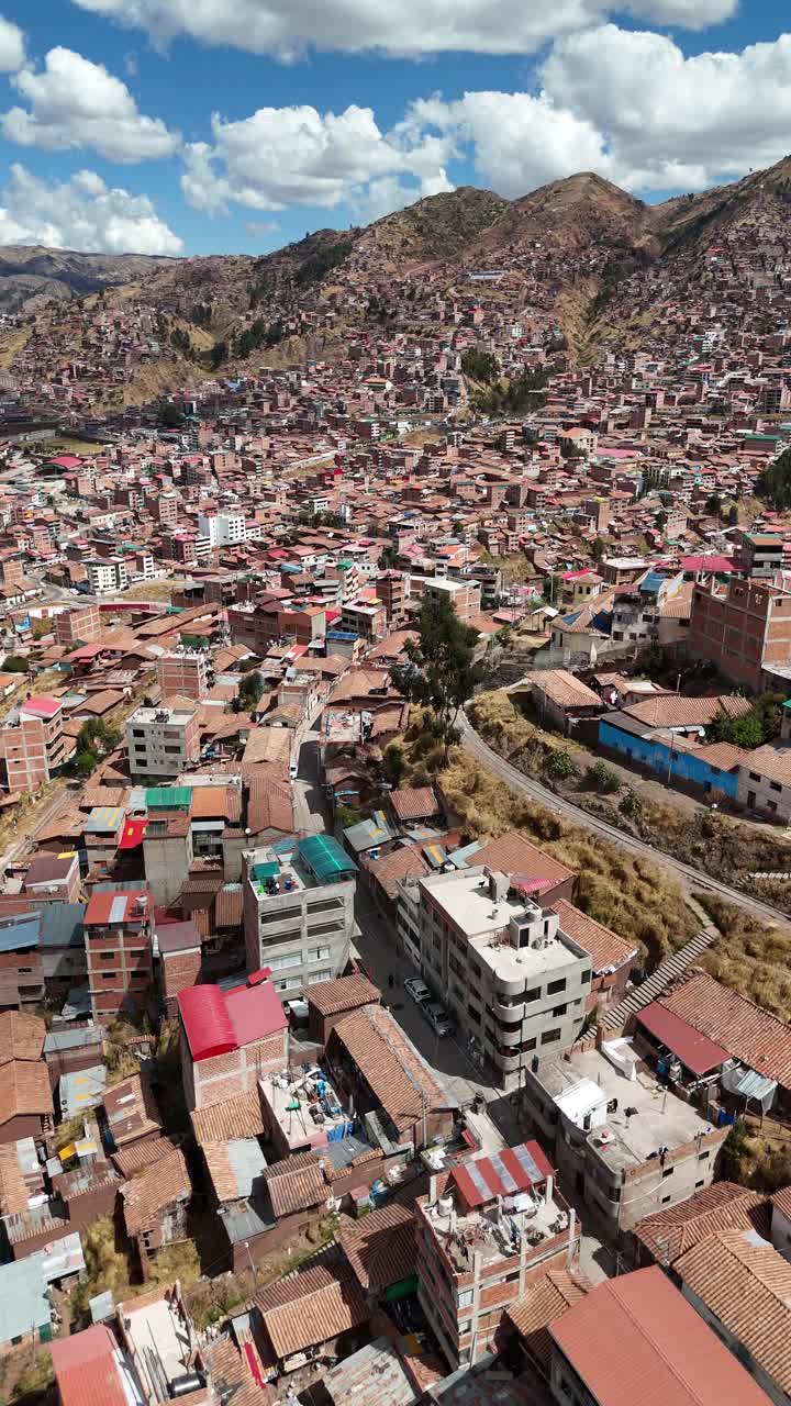 Zona residenziale collinare della città di Cusco con montagne andine, Perù, vista aerea
