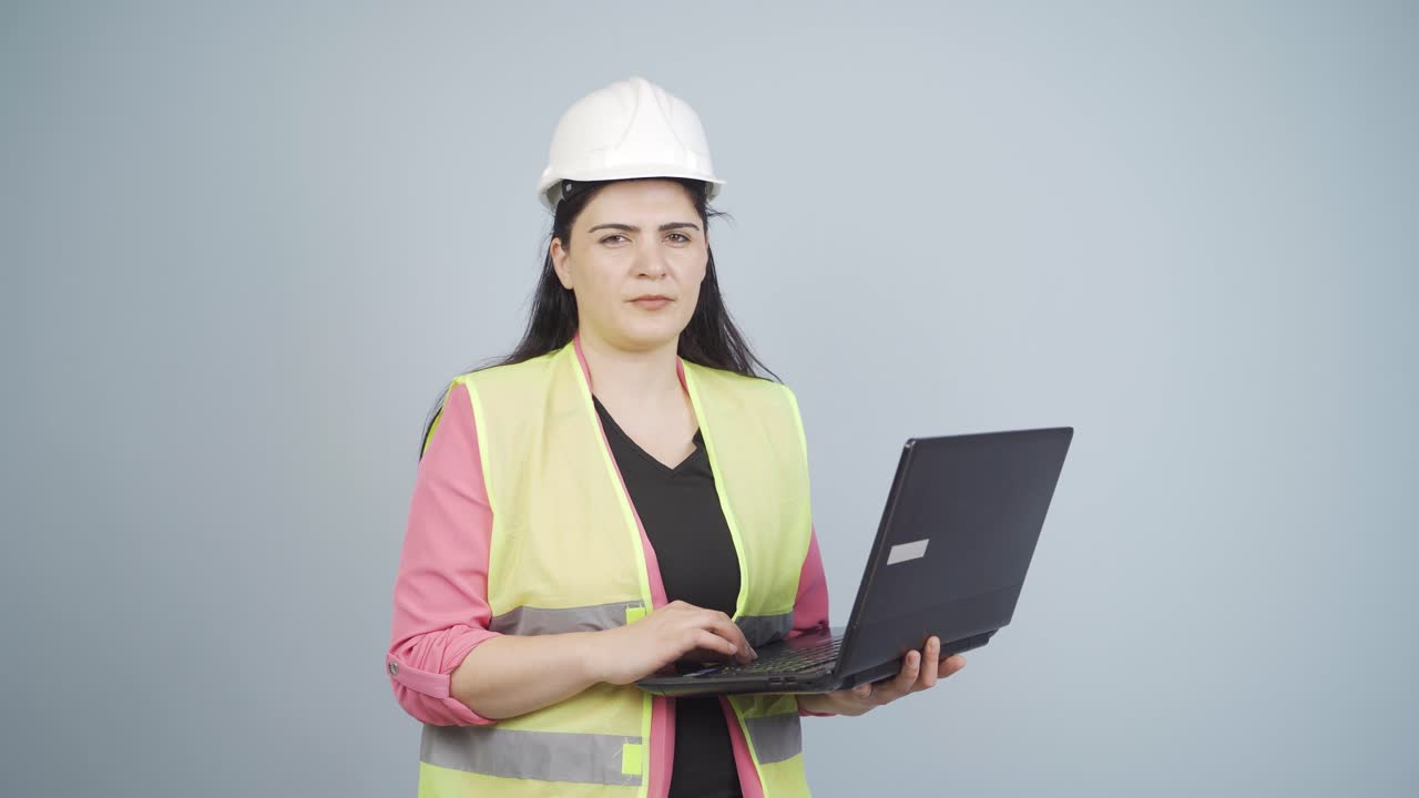 el ingeniero escucha a la cámara y no aprueba.