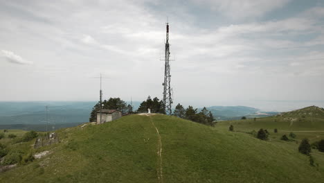 Toma-De-Auge-De-Drones-De-La-Torre-De-Radio-Con-Montañas-Cercanas-Visibles-Y-Mar-Adriático