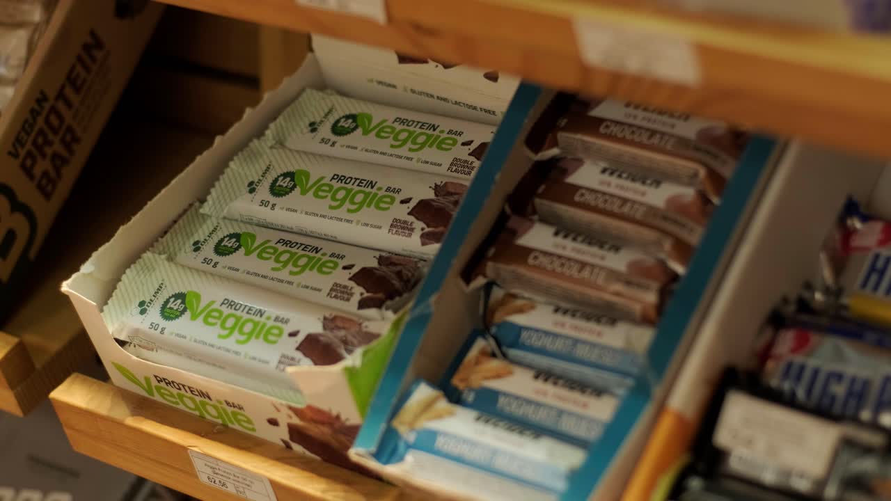 interior de la tienda de nutrición deportiva con una gran selección de suplementos nutricionales.