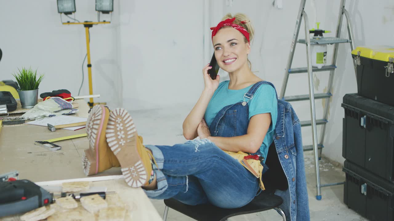 mujer relajada en el banco de trabajo hablando por teléfono inteligente
