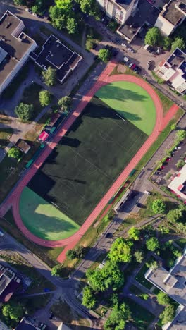 vista aérea de un pequeño estadio de fútbol