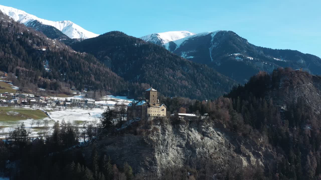 Ottima vista aerea in avvicinamento a un castello nelle montagne della Svizzera