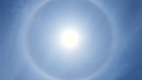 corona solar (plural coronae - fenómeno óptico). esto es muy similar a otro fenómeno óptico - halo, que ocurre en invierno. odessa, ucrania