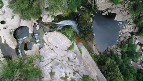 Majestuosa-Cascada-Desde-Un-Acantilado-En-Sal,-Girona,-Cataluña,-Levantamiento-Aéreo-Y-Círculos