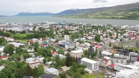 Akureyi,-Island-Skyline-Mit-Drohnenvideo,-Das-Sich-Vorwärts-Bewegt