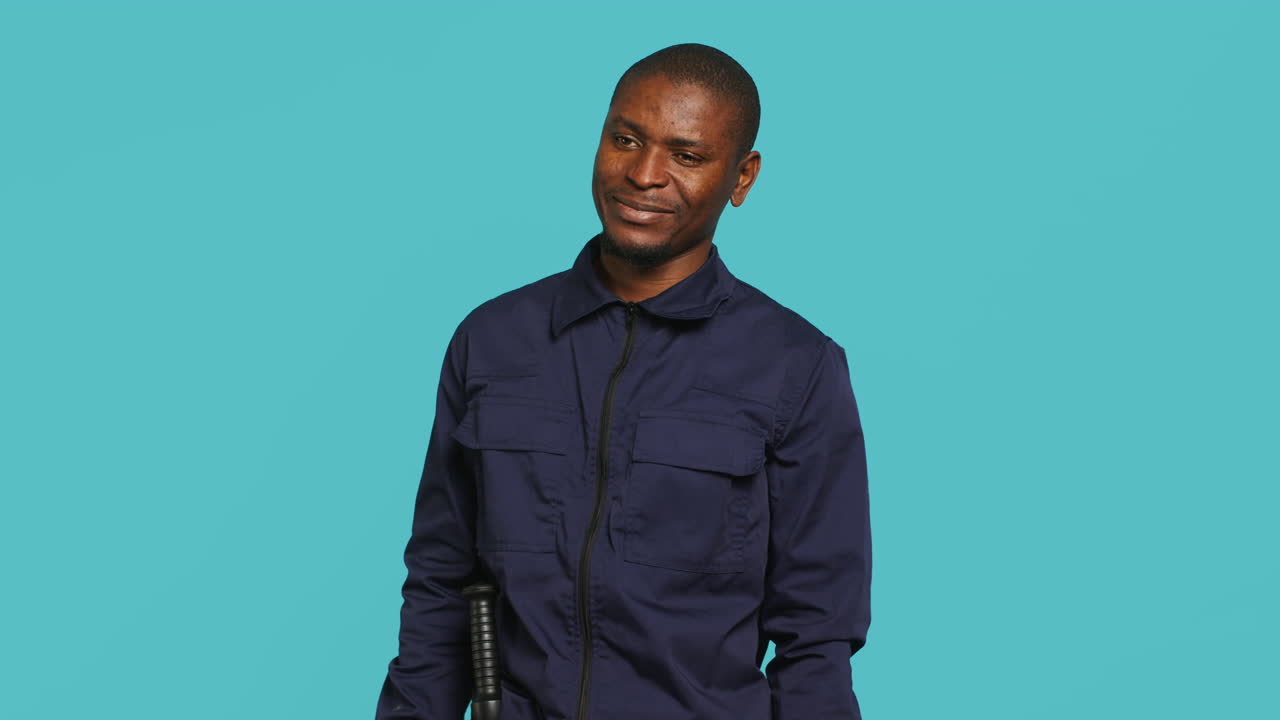 счастливый охранник делает большой палец вверх знак жестикулирует пальцем