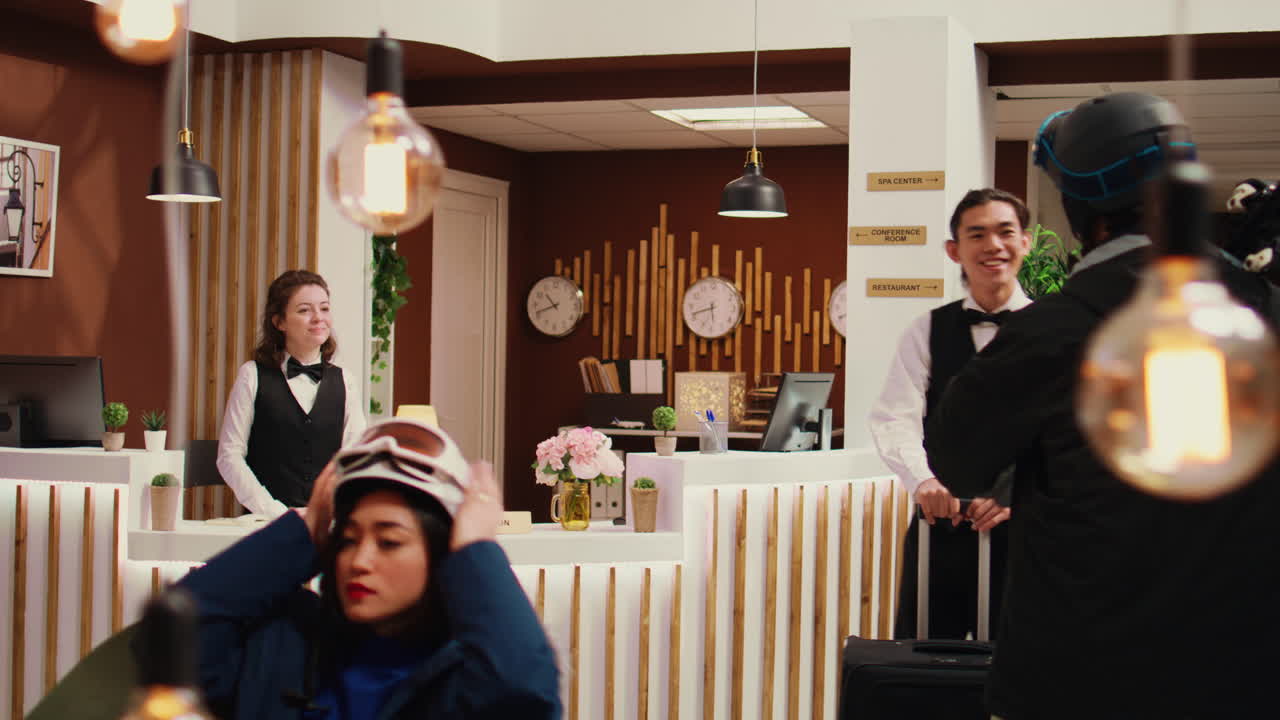 лицо, запрашивающее у персонала направление наклона