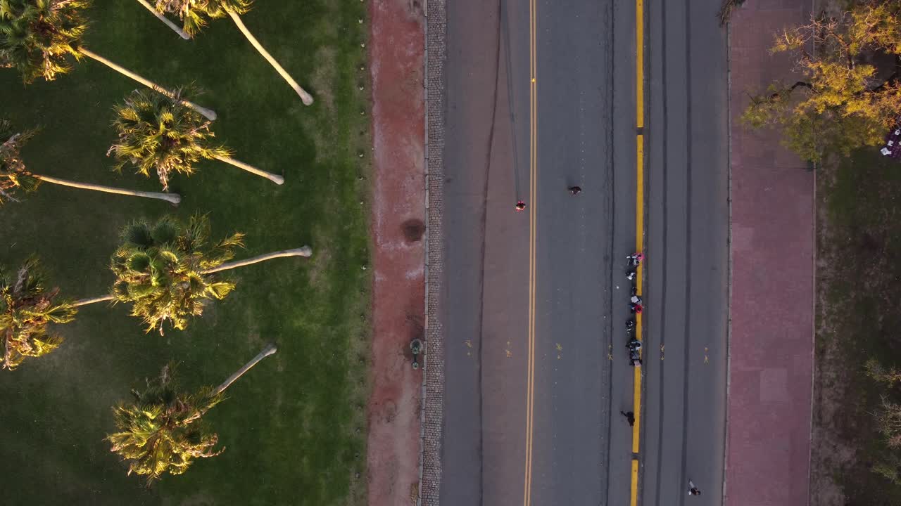 해가 지면 부에노스아이레스 시의 팔레르모 공원에서 고 운동하는 사람