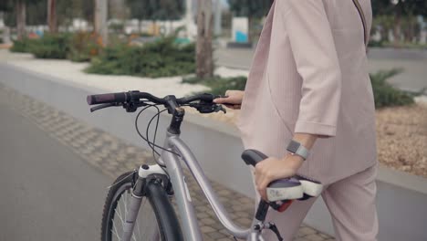 mujer caminando con bicicleta en la ciudad
