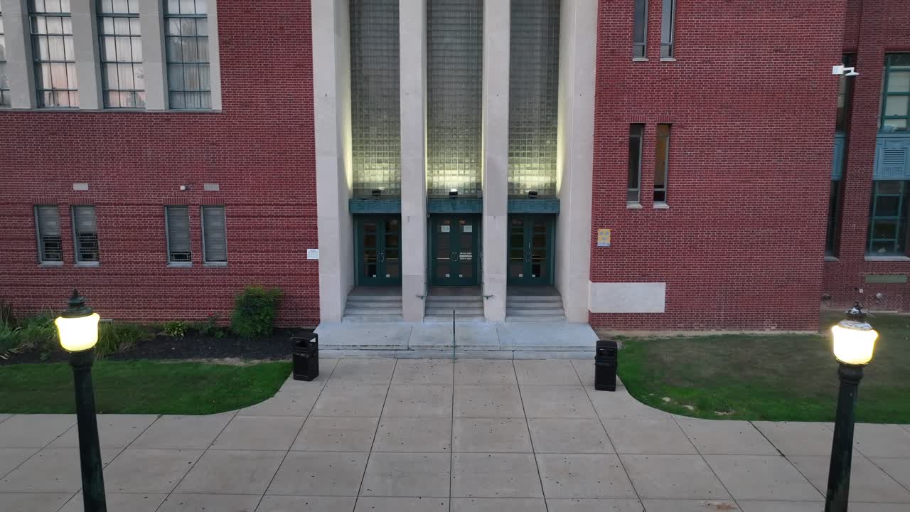 escuela estadounidense al amanecer