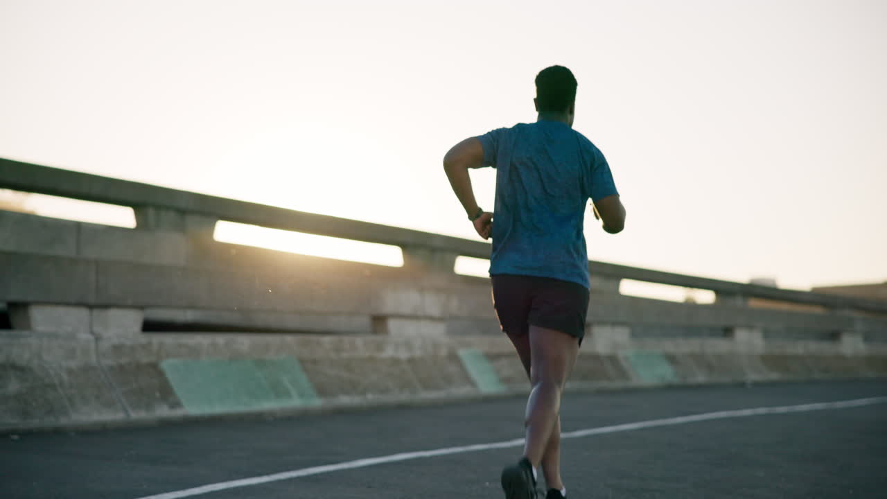 hombre negro, fitness y correr en la carretera al atardecer