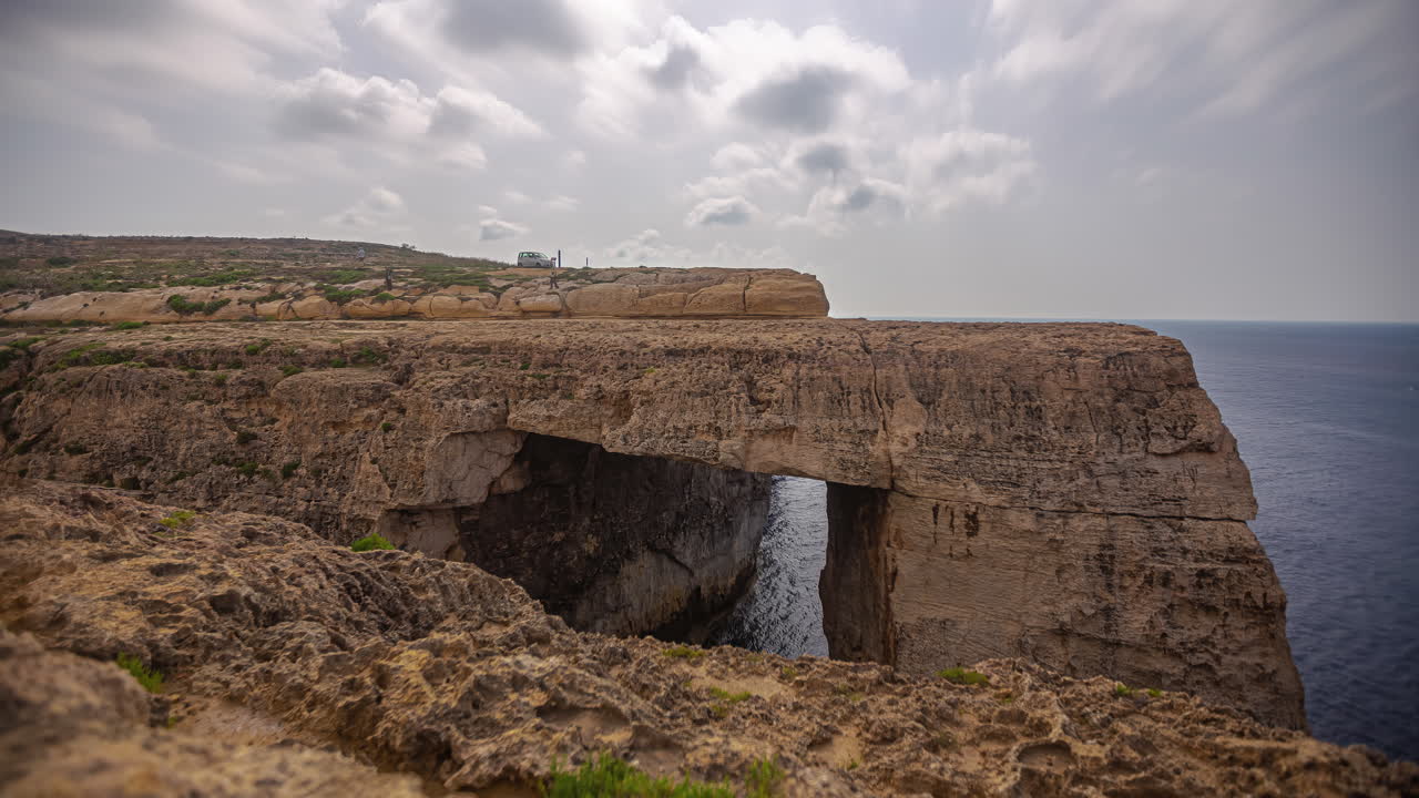 el punto de vista de la pared azul y la gruta en zurrieq en la isla de malta