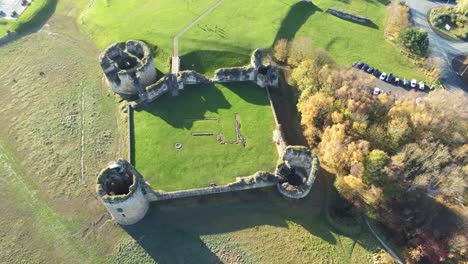 Antiguo-Castillo-De-Pedernal-Patrimonio-Medieval-Militar-Galés-Ruinas-Vista-Aérea-Punto-De-Referencia-Ojo-De-Pájaro-Girar-A-La-Derecha