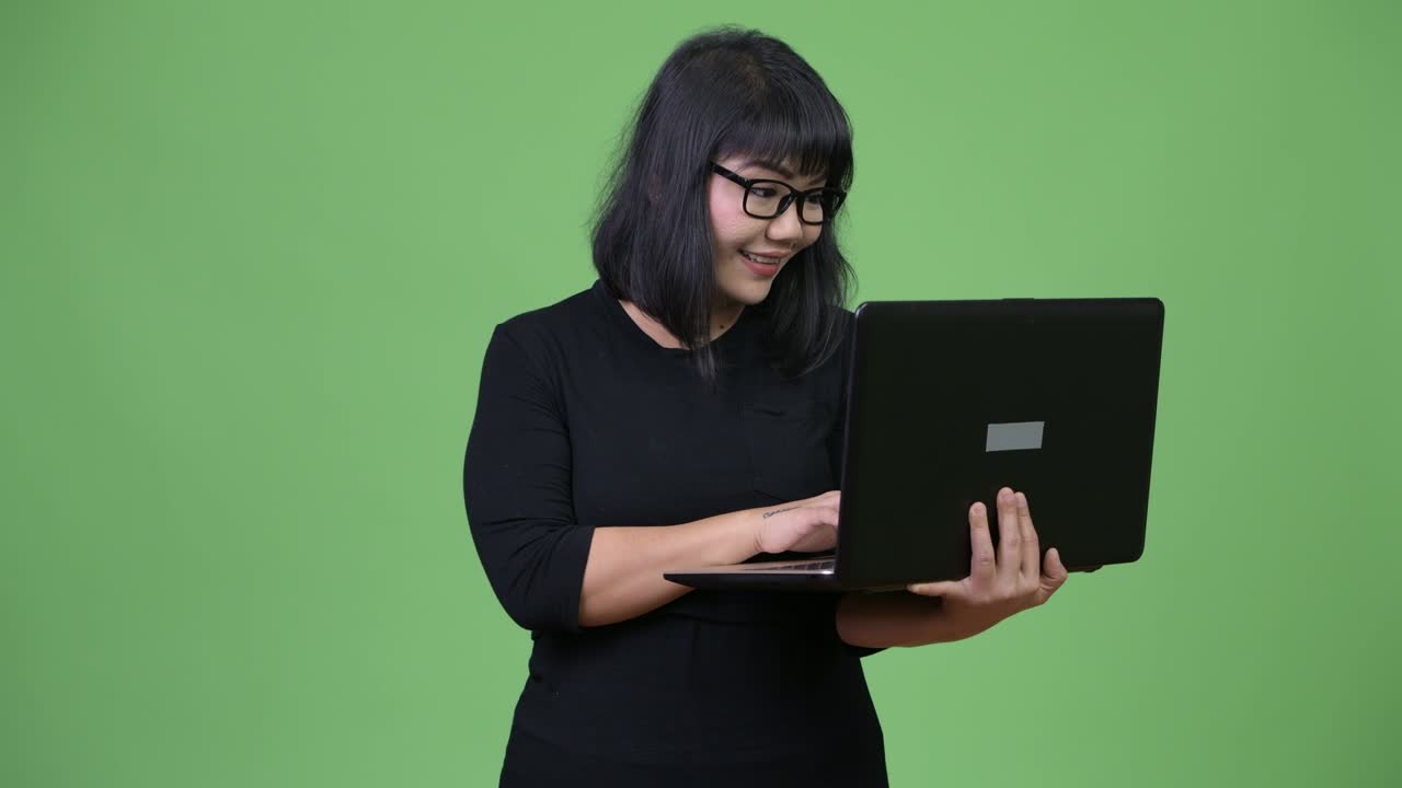 una hermosa mujer de negocios asiática usando una computadora portátil