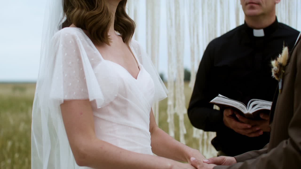 пара, которая выходит замуж