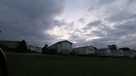 Zeitraffer-Der-Sturmwolken-Des-Klimawandels-über-Statische-Wohnwagen-Ferienhäuser-In-Großbritannien