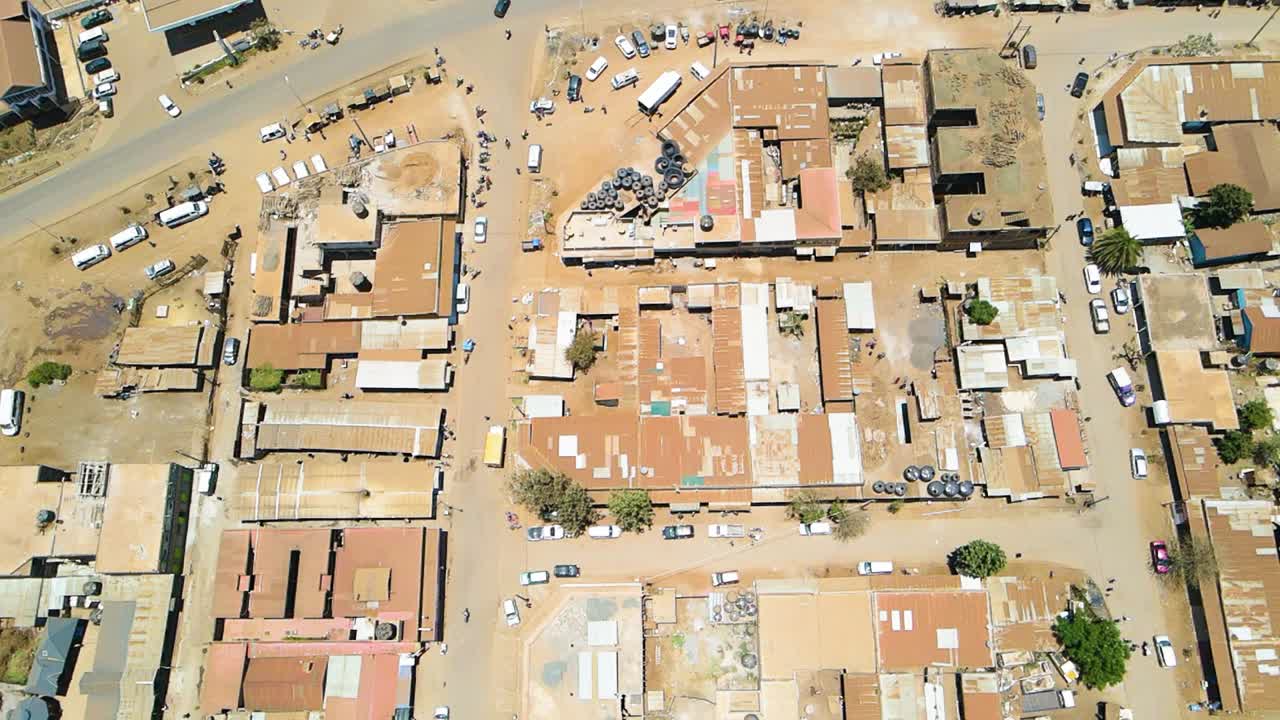 케냐의 나이로비 교외의 빈민촌인 로이토토크 (loytoktok) 의 조류의 공중 풍경