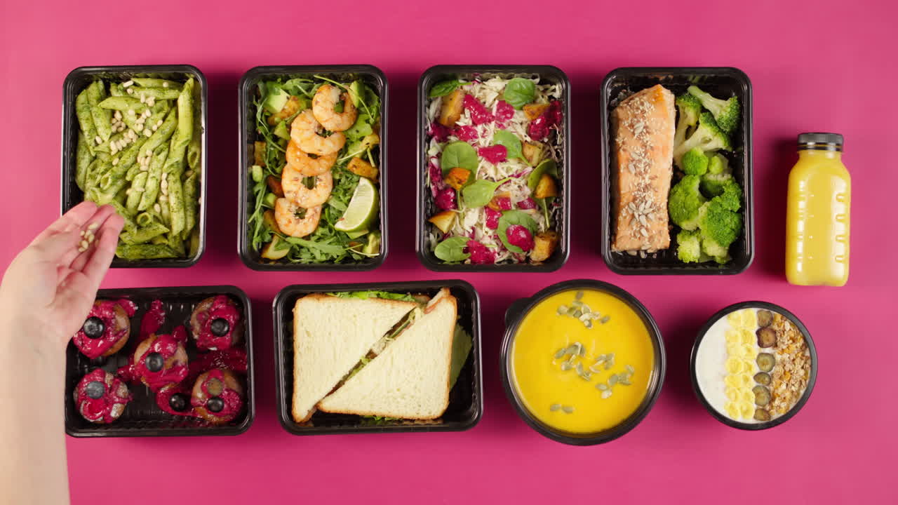 Recipientes saludables para preparar comidas con varios platos sobre fondo rosa
