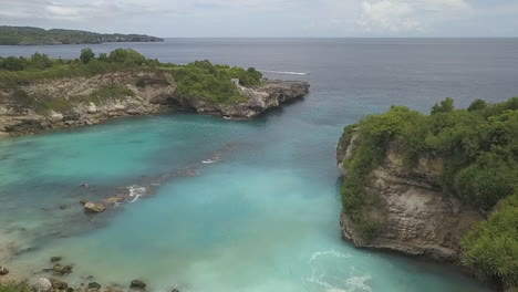 低空到浅海海湾 在陡峭的海底下