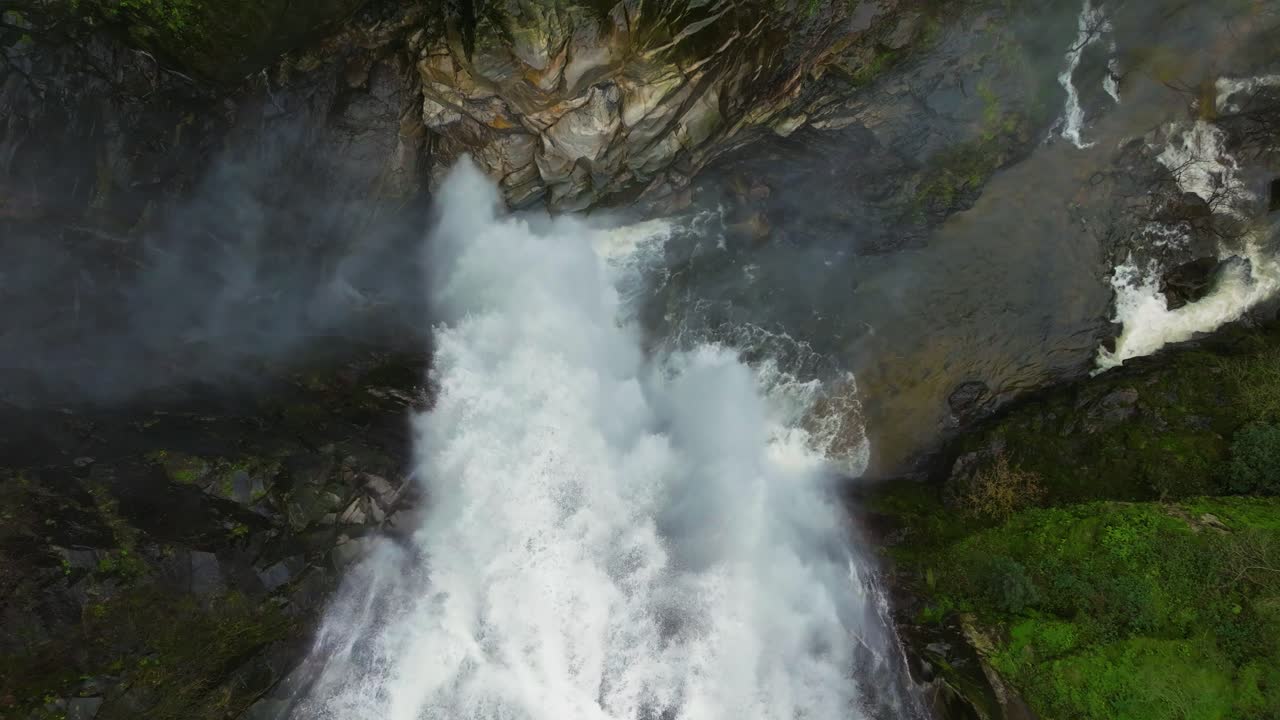vista aérea de las cataratas de fervenza do toxa a través de las rocas en el bosque de pontevedra, galicia, españa