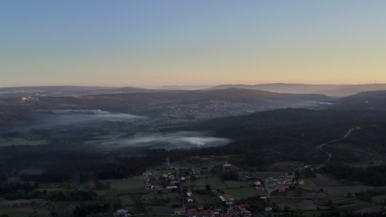 hermosa mañana brumosa en una montaña