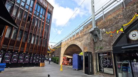 personas caminando cerca de los edificios de la ciudad de camden