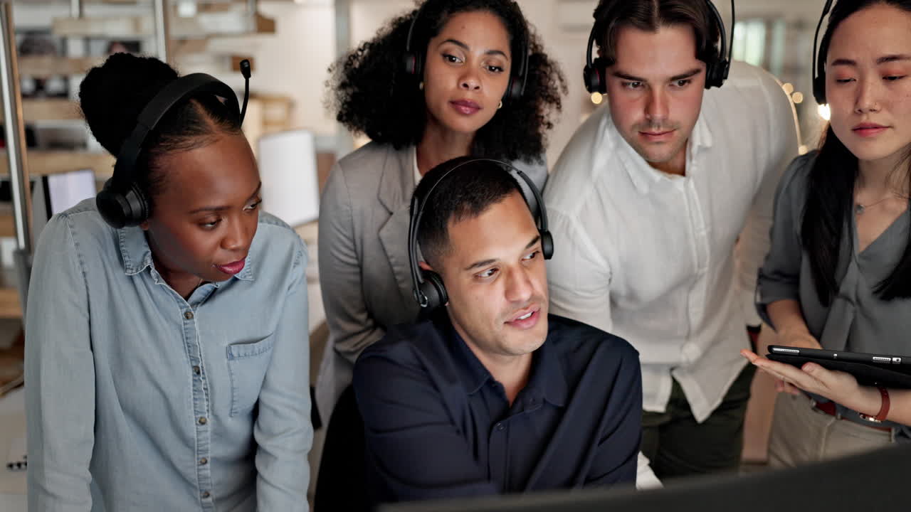 hombre de negocios, centro de llamadas y equipo de entrenamiento